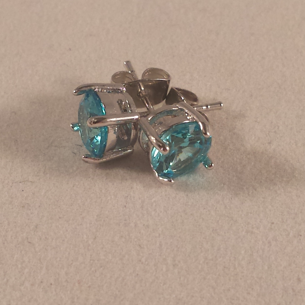 18K White Gold Filled Solitaire Sea Blue Diamond Zircon Stud Earrings Party Gift - Picture 2 of 2